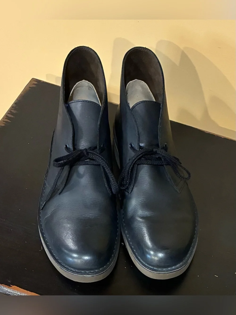 Clarks Boots Men’s Desert Chukka black leather with a two-eyelet design SZ. 10.5